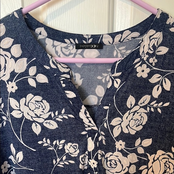 PAPERMOON Floral Navy and White Women's Top 2X - Picture 3 of 7